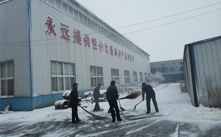 寒風(fēng)中，雪地里，他們的身影多么美麗.jpg