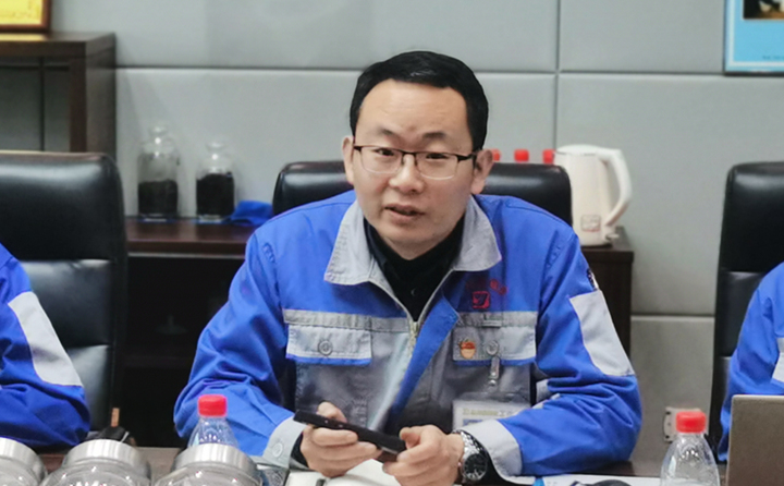 技術(shù)部部長張波與營銷人員分享2020年顆粒機設(shè)備和粉碎機設(shè)備改進點以及對2021年大型粉碎設(shè)備、牛糞顆粒爐設(shè)備的技術(shù)參數(shù)、選型、及工藝流程進行講解培訓(xùn).jpg