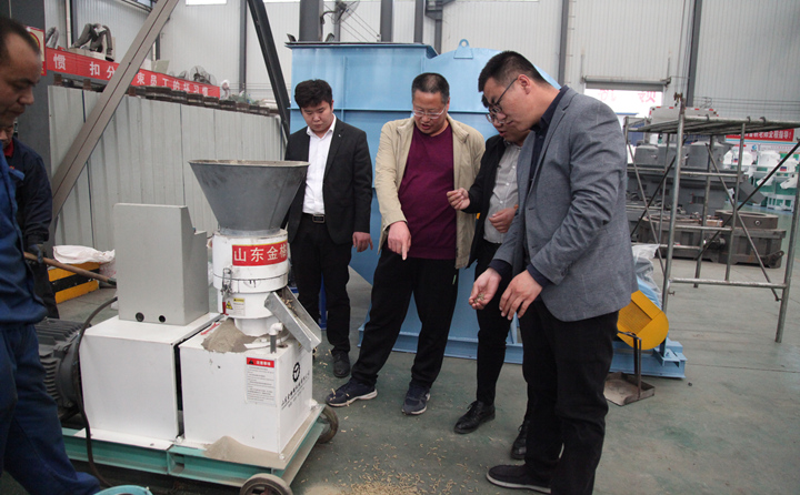 威海兩客戶前來山東金格瑞考察飼料顆粒機，現(xiàn)場試機.jpg