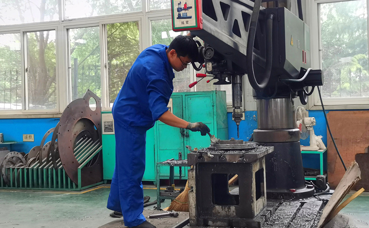 景重洋2014年—至今，就職于山東金格瑞機(jī)械有限公司，任職顆粒機(jī)鉆床班組長(zhǎng)，工作積極主動(dòng).jpg