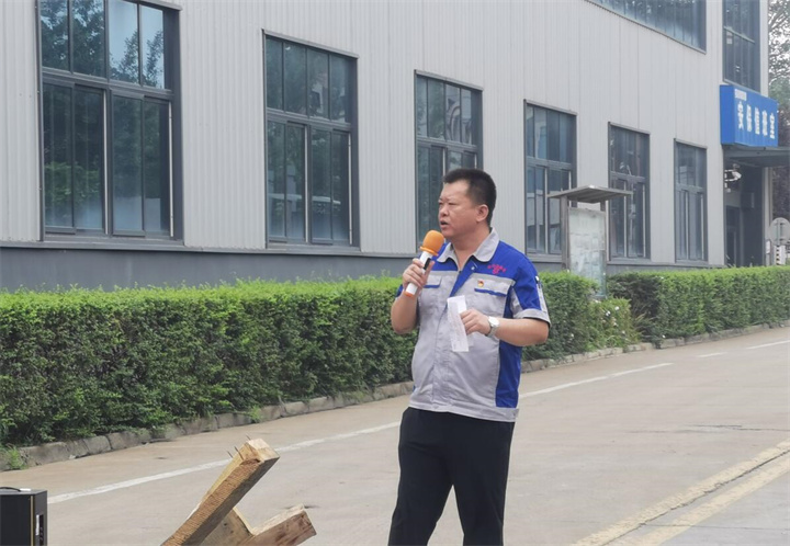 孫總表示安全無小事，安全只有現(xiàn)在，永遠沒有“下一次”。時刻牢記安全紅線，把安全放在心中、握在手上，及時消除各種隱患，杜絕違規(guī)操作。掌握安全知識和技能，是實現(xiàn)安全生產(chǎn)的前提，大家一定要牢記