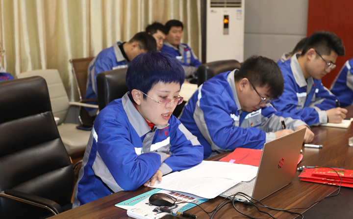 李主任對(duì)2023年度營(yíng)銷激勵(lì)措施進(jìn)行宣貫，并動(dòng)員全體員工要以飽滿的熱情投入到營(yíng)銷工作中去，全力以赴，奮勇?tīng)?zhēng)先。.jpg